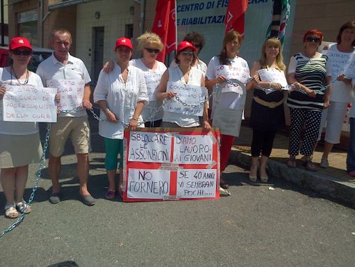 I lavoratori Cissabo si "incatenano" davanti alla sede I lavoratori Cissabo si "incatenano" davanti alla sede