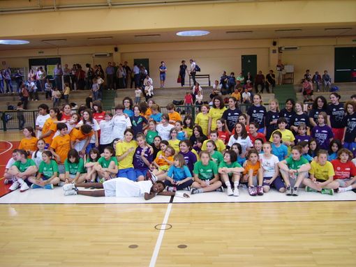 La carica delle 100 cestiste nel Jamboree di basket