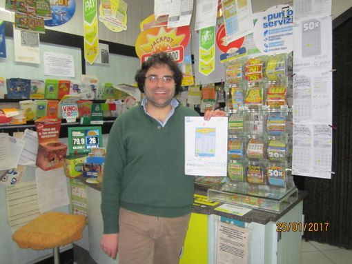 Enrico Tabozzi con la fotocopia del biglietto vincente
