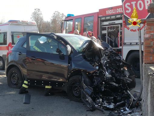 Tragico incidente d'auto, muore il conducente Tragico incidente d'auto, muore il conducente