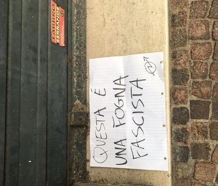 Casapound apre a Biella, scritte con minacce fuori la sede. Infuria la polemica