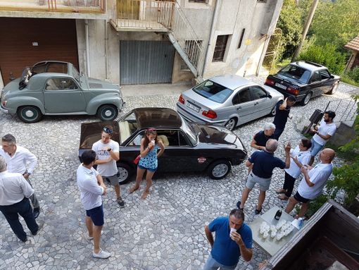 Mezzana, auto storiche in visita alla cellula ecomuseale del paese Mezzana, auto storiche in visita alla cellula ecomuseale del paese