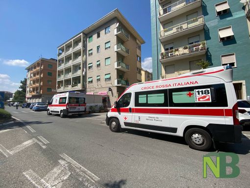 Uomo accoltellato in via Macallè. Sanitari stanno praticando sul posto le operazioni di rianimazione - Foto Finatti per newsbiella.it