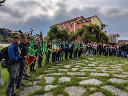 Da Omegna, con tappa a Brusnengo, gli Alpini alla volta di Biella per l'Adunata - Foto Mauro Mascarello Da Omegna, con tappa a Brusnengo, gli Alpini alla volta di Biella per l'Adunata - Foto Mauro Mascarello