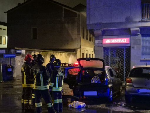 Auto in fiamme, la scia degli episodi continua: paura nella notte a Biella FOTO