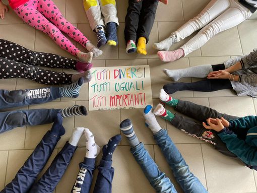Oggi tutti a scuola con i calzini spaiati! E' la loro giornata ...