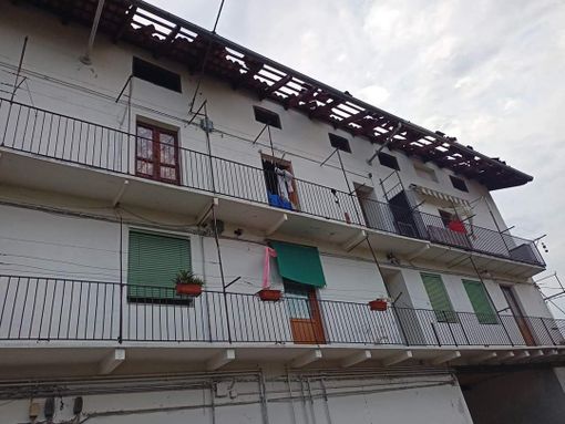 Anche a Candelo tetti divelti dal forte vento