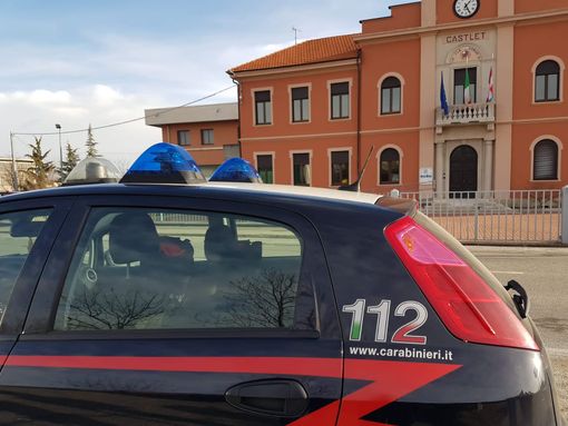 In dieci per l'happy hour: chiuso bar e sanzionati i clienti per assembramento In dieci per l'happy hour: chiuso bar e sanzionati i clienti per assembramento