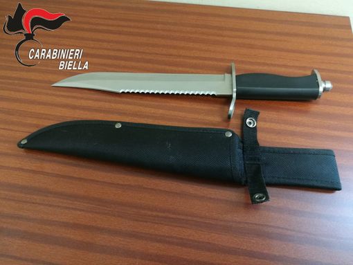 Clandestino fermato e trovato in possesso di un pugnale da 38 centimetri