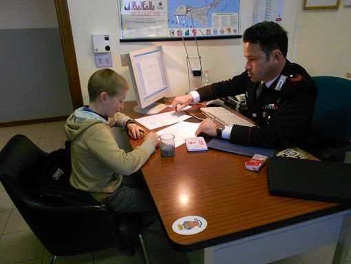 A undici anni trova la targa di un ciclomotore e va a riconsegnarla ai carabinieri