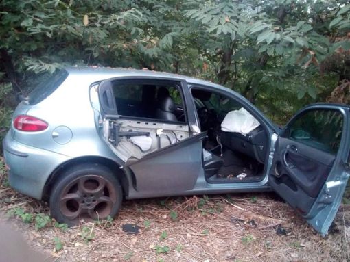 Trovata e segnalata ai carabinieri un'auto abbandonata in un bosco