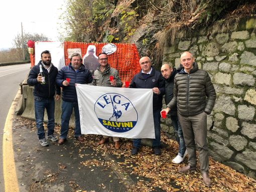 Biella: bottiglie e pasticcini per il secondo compleanno della frana in via Ogliaro
