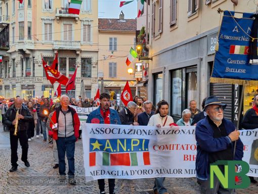 Biella ricorda la Liberazione: fiaccole accese per non dimenticare - foto e video Nicola Rasolo per newsbiella.it