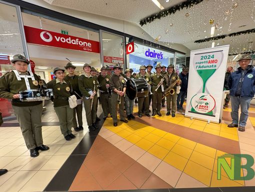 Flashmob degli Alpini a "Gli Orsi" di Biella - Foto Finatti per newsbiella Flashmob degli Alpini a "Gli Orsi" di Biella - Foto Finatti per newsbiella
