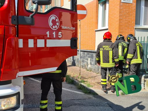 iella Chiavazza: Allarme gas in via Cairoli, ricerca dell'origine con la strumentazione dei Vigili del Fuoco - Foto Catia Ciccarelli per newsbiella.it