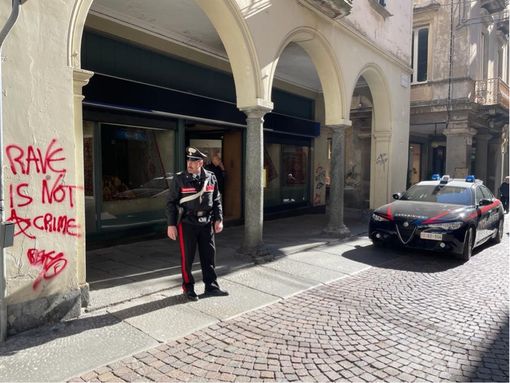 25enne deferito in stato di libertà per “deturpamento e imbrattamento di cose altrui” a Zumaglia e a Biella