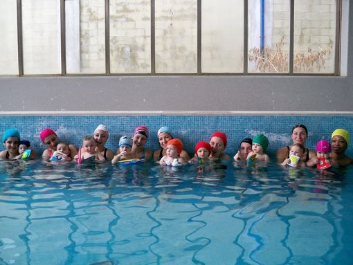 Ninnanuoto, bebè in acqua