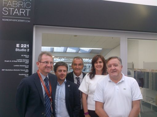 Da sinistra: Giancarlo Zanola ( MET Manifattura Etichette Tessute), Luca Monti (Ke Idea), Nicolò Zumaglini (Lanificio Subalpino), Paola Fileppo (Tessilbiella) e Massimo Mello (Lanificio di Campore) Da sinistra: Giancarlo Zanola ( MET Manifattura Etichette Tessute), Luca Monti (Ke Idea), Nicolò Zumaglini (Lanificio Subalpino), Paola Fileppo (Tessilbiella) e Massimo Mello (Lanificio di Campore)