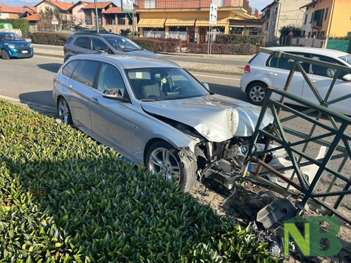 Incidente a Gaglianico, auto finisce contro un salvapedone