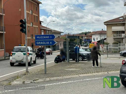 Occhieppo Inferiore: scontro auto-scooter, uomo sbalzato a terra (foto Davide Finatti per newsbiella.it) Occhieppo Inferiore: scontro auto-scooter, uomo sbalzato a terra (foto Davide Finatti per newsbiella.it)