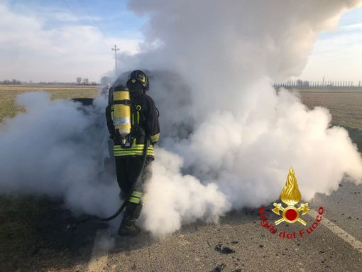 Incendio di vettura a Santhià: intervengono i Vigili del Fuoco Incendio di vettura a Santhià: intervengono i Vigili del Fuoco