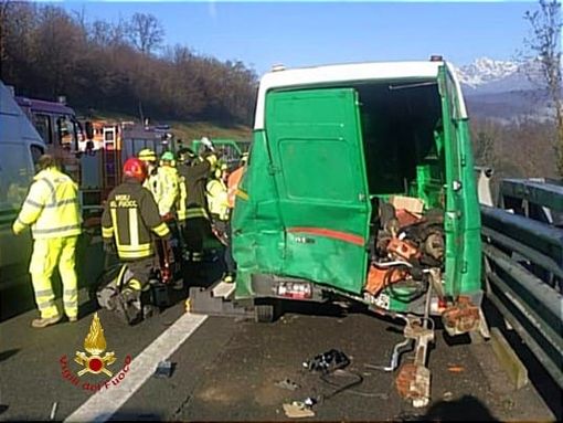 Dal nord ovest: Auto impatta contro furgone della manutenzione in autostrada, feriti i due operatori
