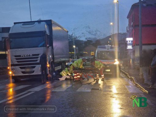 Donna investita a Chiavazza, tir le fa da scudo per proteggerla dalle auto in transito fino all'arrivo dei soccorsi FOTO