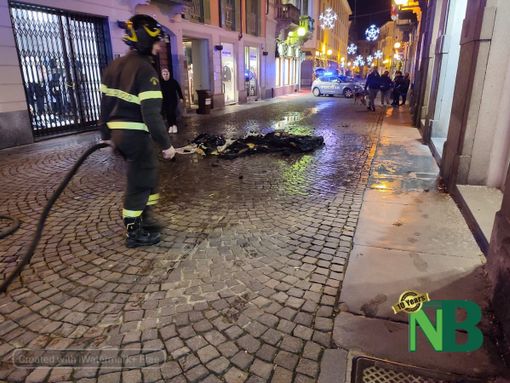 Biella: Prende fuoco un materasso, salvano la situazione buttandolo in strada - Foto Mattia Baù per newsbiella.it Biella: Prende fuoco un materasso, salvano la situazione buttandolo in strada - Foto Mattia Baù per newsbiella.it