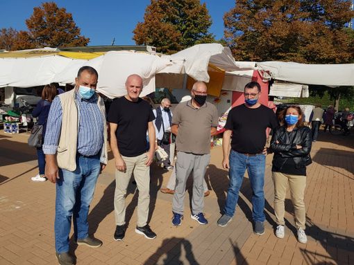 Un gruppo di ambulanti al mercato di Biella