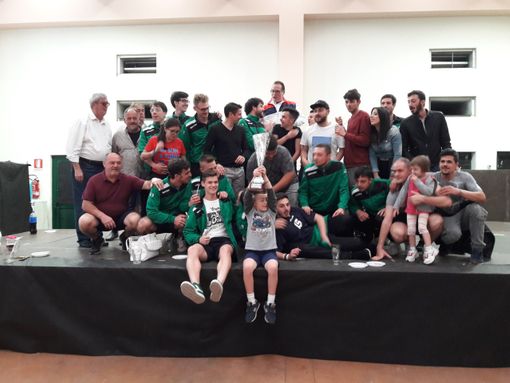 La formazione dell'ASD Mongrando Calcio. Ultimo a destra, accosciato, il sindaco Tony Filoni