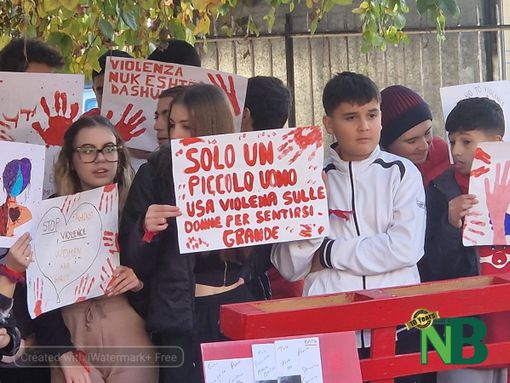 Il &quot;no&quot; dei ragazzi delle medie di Chiavazza alla violenza contro le donne