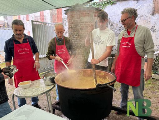 Torrazzo, distribuite 170 porzioni di polenta, foto Davide Finatti per newsbiella.it Torrazzo, distribuite 170 porzioni di polenta, foto Davide Finatti per newsbiella.it