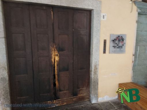 A fuoco nella notte la porta di ingresso di un locale al Piazzo, foto Bozzonetti per newsbiella.it