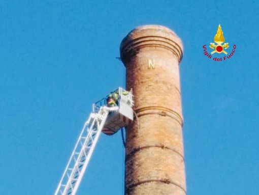 Messa in sicurezza di un'antica ciminiera, Vigili del Fuoco a Gattinara con la scala aerea