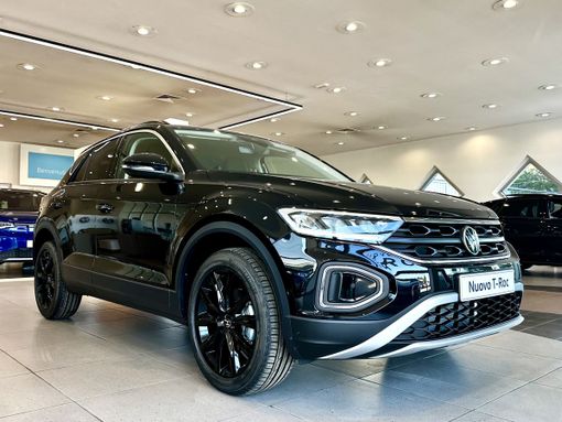 Nuovo T-Roc Sport Limited Edition, sportività e funzionalità al volante, una personalità forte con un design ancora più definito. Nuovo T-Roc Sport Limited Edition, sportività e funzionalità al volante, una personalità forte con un design ancora più definito.