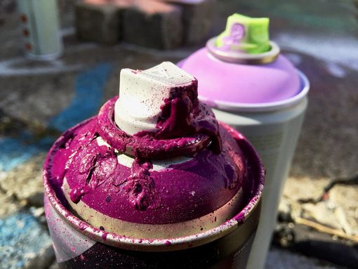 Biella, giovane imbratta il muro di un palazzo, scoppia la lite con i condomini Biella, giovane imbratta il muro di un palazzo, scoppia la lite con i condomini