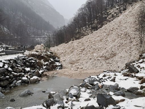 Valanghe a Paglino, strada internazionale chiusa FOTO E VIDEO