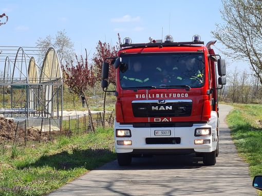 Brusnengo, sterpaglie a fuoco: il fumo invade la strada (foto di repertorio)