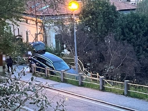 Biella: Imbocca la scalinata di via Marconi e rimane incastrato FOTO Biella: Imbocca la scalinata di via Marconi e rimane incastrato FOTO