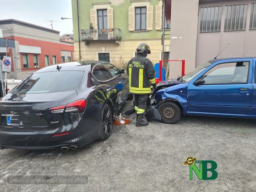 Sposta un'auto non sua, disfa la fiancata di una seconda e ne centra in pieno una terza - Foto Ciccarelli per newsbiella.it