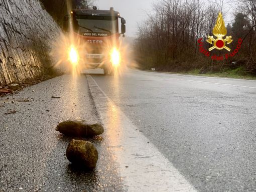 Settimo Vittone, intervento dei Vigili del Fuoco per una frana, FOTO