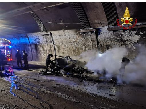 Autostrada A 26, camper prende fuoco nella galleria Roccadarme Autostrada A 26, camper prende fuoco nella galleria Roccadarme