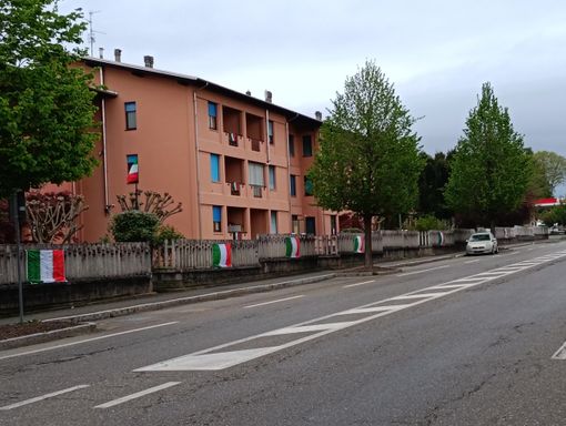 Gaglianico: "Rubano anche le bandiere tricolori esposte esposte per gli Alpini", un lettore segnala