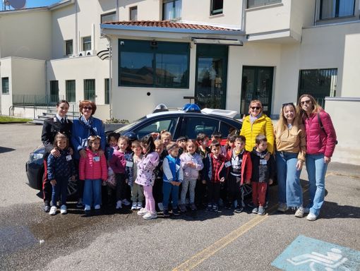 Gli alunni delle scuole di Biella in visita al Comando dei Carabinieri. Gli alunni delle scuole di Biella in visita al Comando dei Carabinieri.