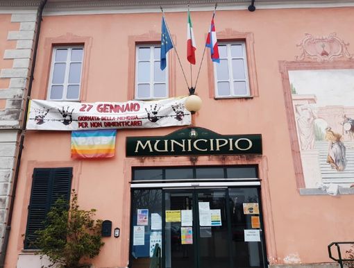 Nel Giorno della Memoria nell'edificio del Comune a Mongrando uno striscione "Per non dimenticare"