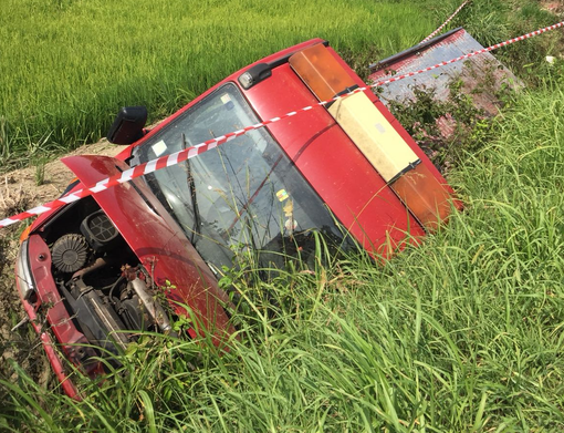 Carro attrezzi finisce fuori strada a Lamporo, ferito conducente - Cronaca dal nord ovest