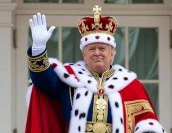 Trump 'trolla' i manifestanti, il video con il presidente-re Trump 'trolla' i manifestanti, il video con il presidente-re