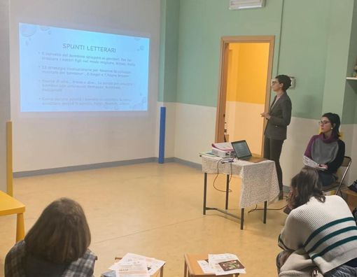 Valdilana, tante famiglie a Valle Mosso per la serata dedicata alle tappe evolutive dei bambini (foto dalla pagina Facebook del comune di Valdilana)