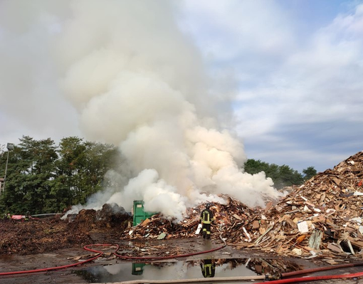 Incendio all'ecocentro di Biella. Vigili del Fuoco impegnati nello spegnimento. Foto Benedetti per newsbiella.it