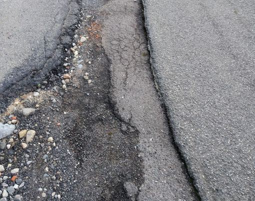 Chiavazza, Strada Novellino, una delle tante vie disastrate, la segnalazione di un lettore